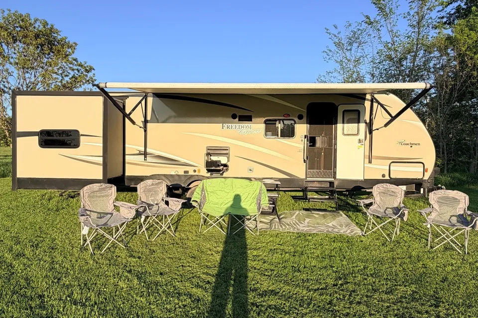 Leduc Recreation Coachmen Freedom Express 312BHDS Travel Trailer