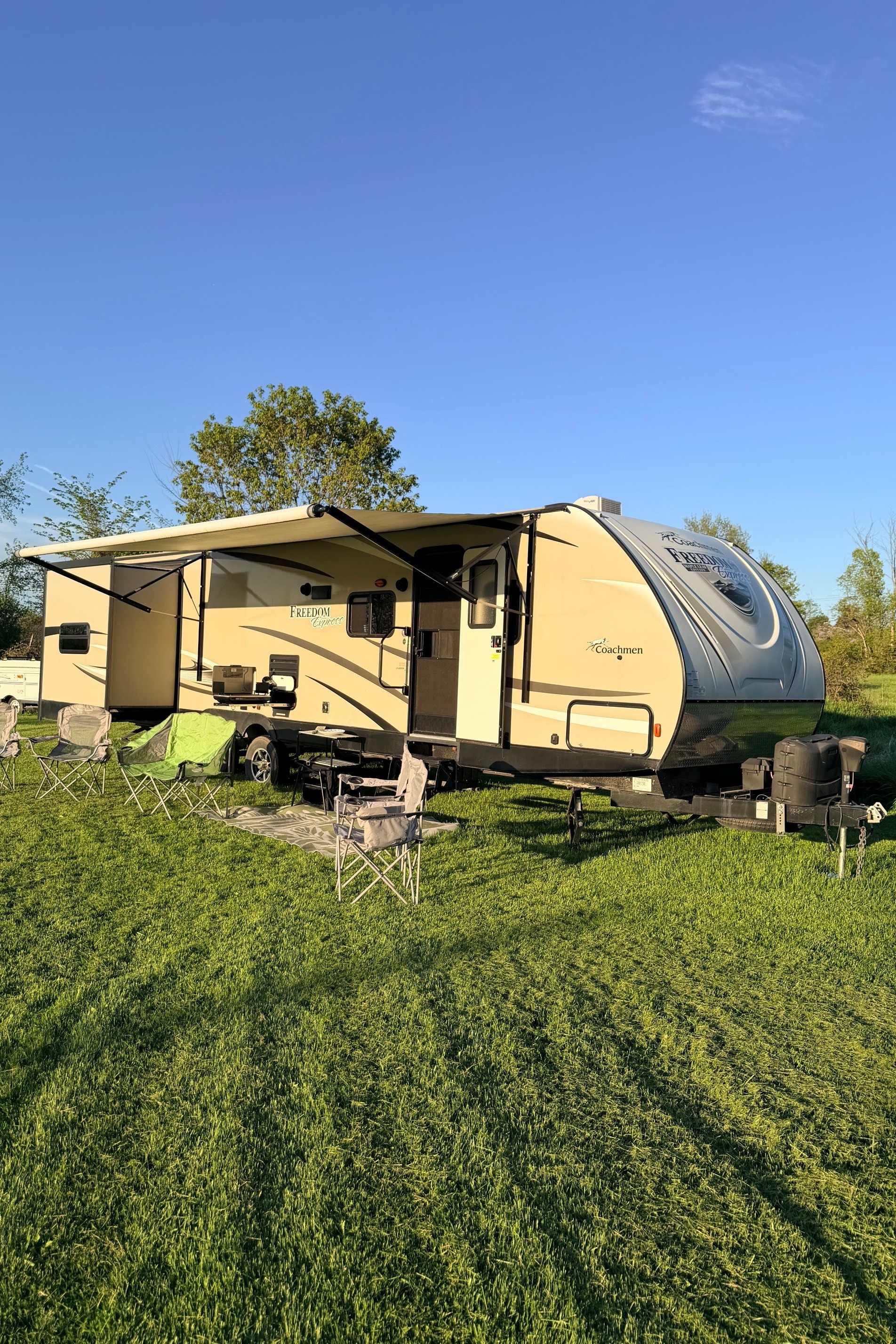 Leduc Recreation Coachmen Freedom Express 312BHDS Travel Trailer