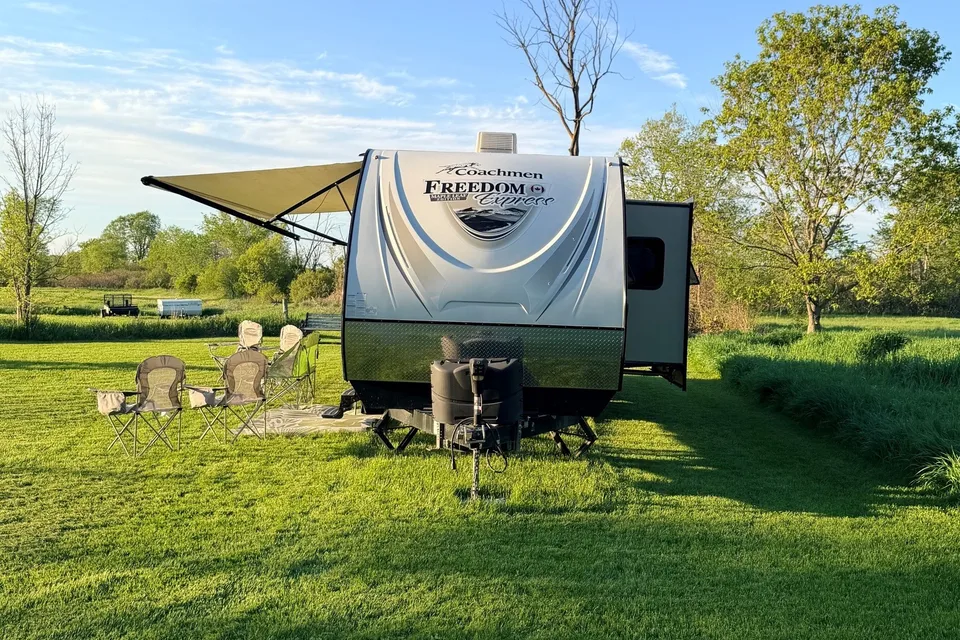 Leduc Recreation Coachmen Freedom Express 312BHDS Travel Trailer