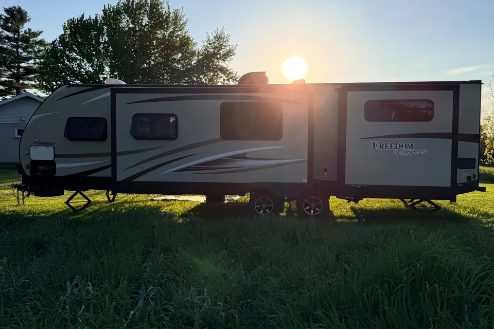 Leduc Recreation Coachmen Freedom Express 312BHDS Travel Trailer