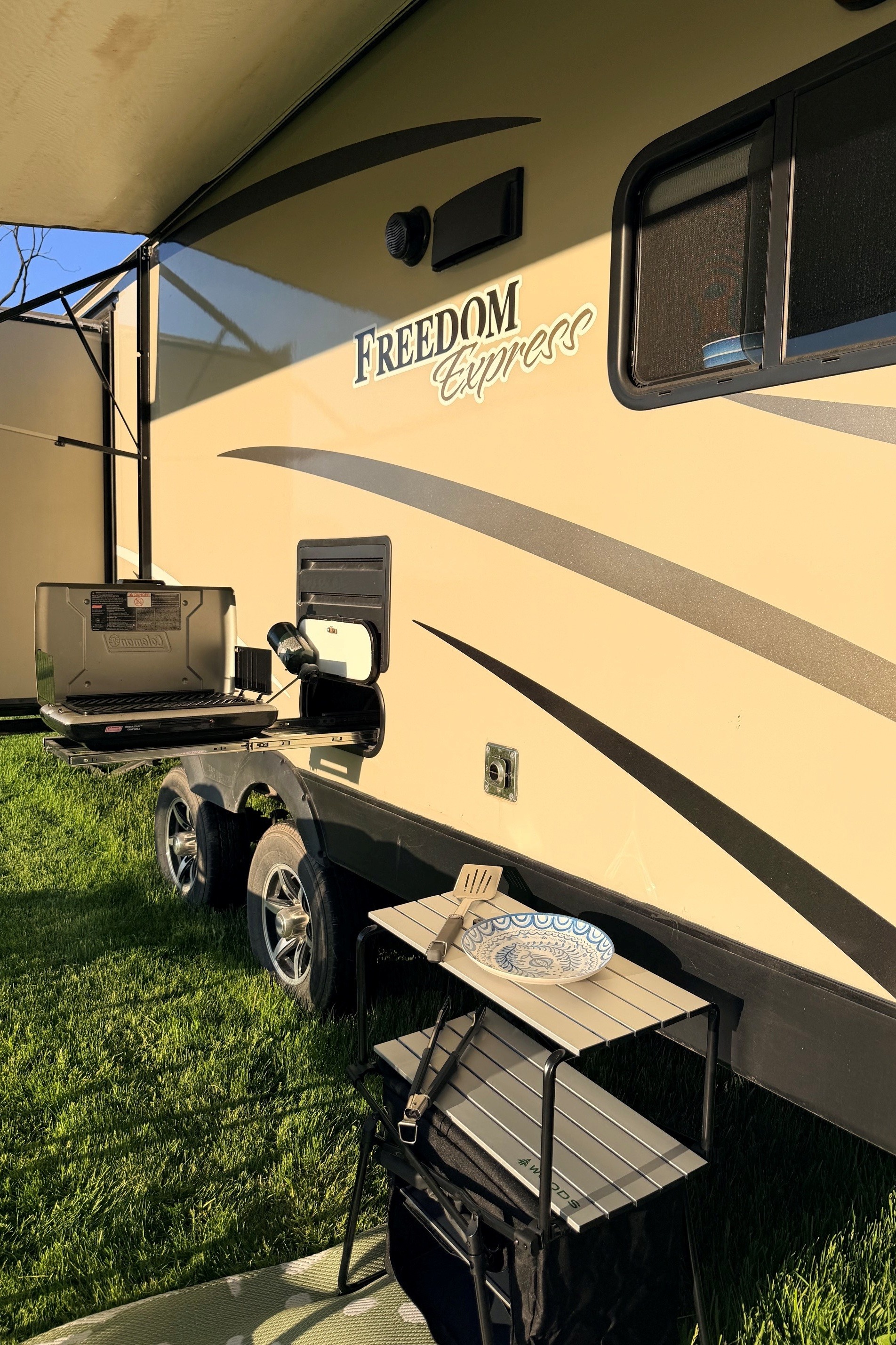 Leduc Recreation Coachmen Freedom Express 312BHDS Travel Trailer