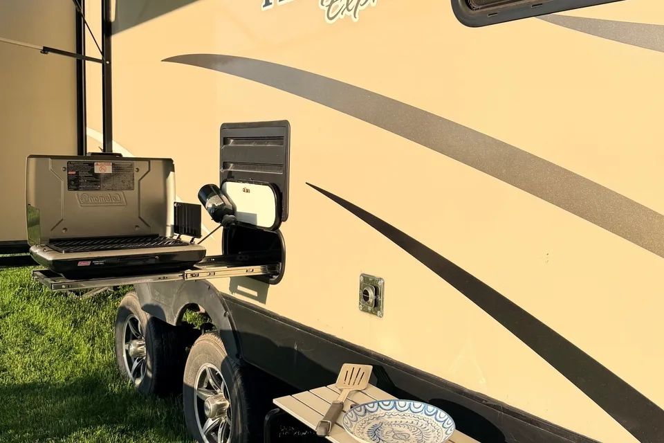 Leduc Recreation Coachmen Freedom Express 312BHDS Travel Trailer