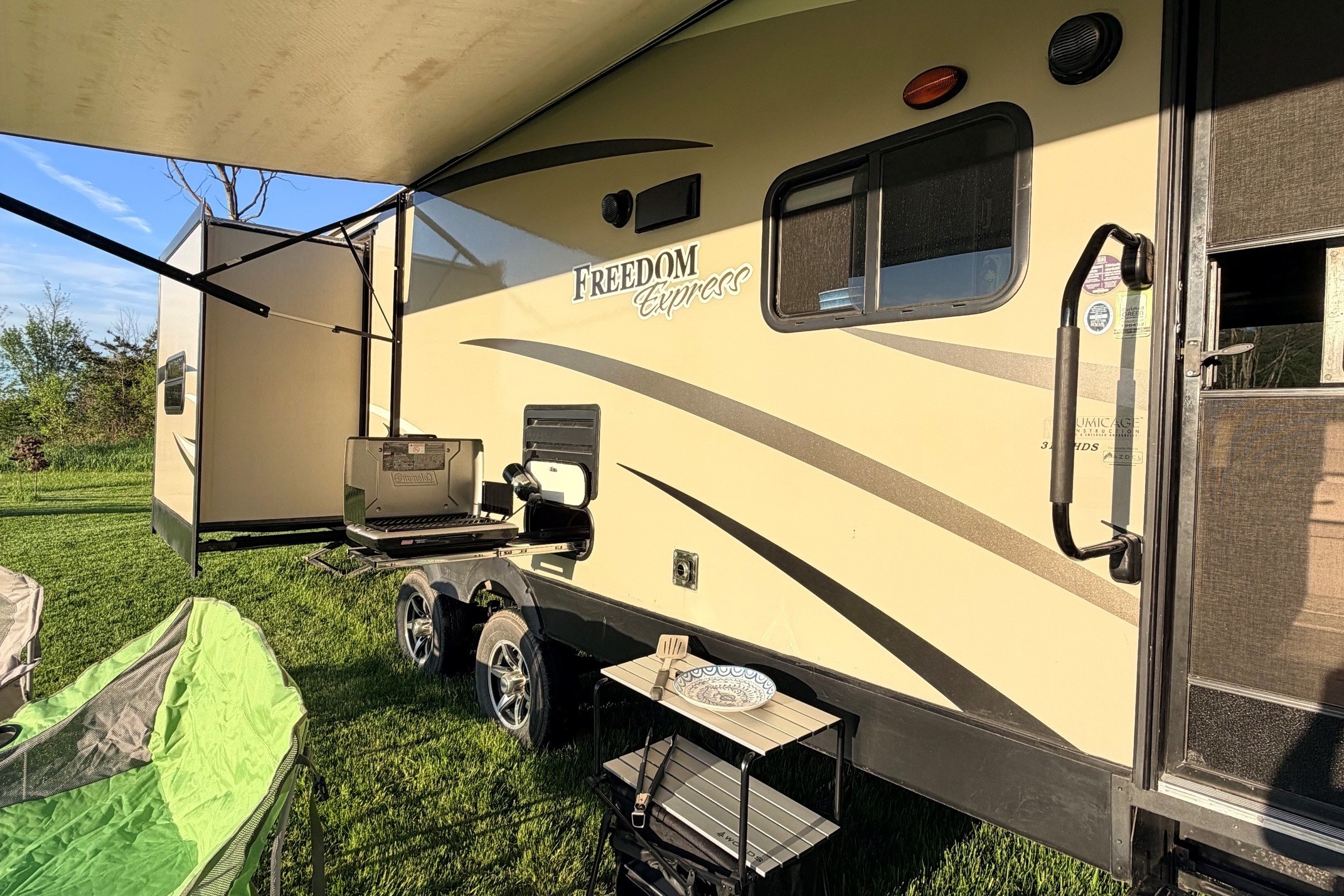 Leduc Recreation Coachmen Freedom Express 312BHDS Travel Trailer