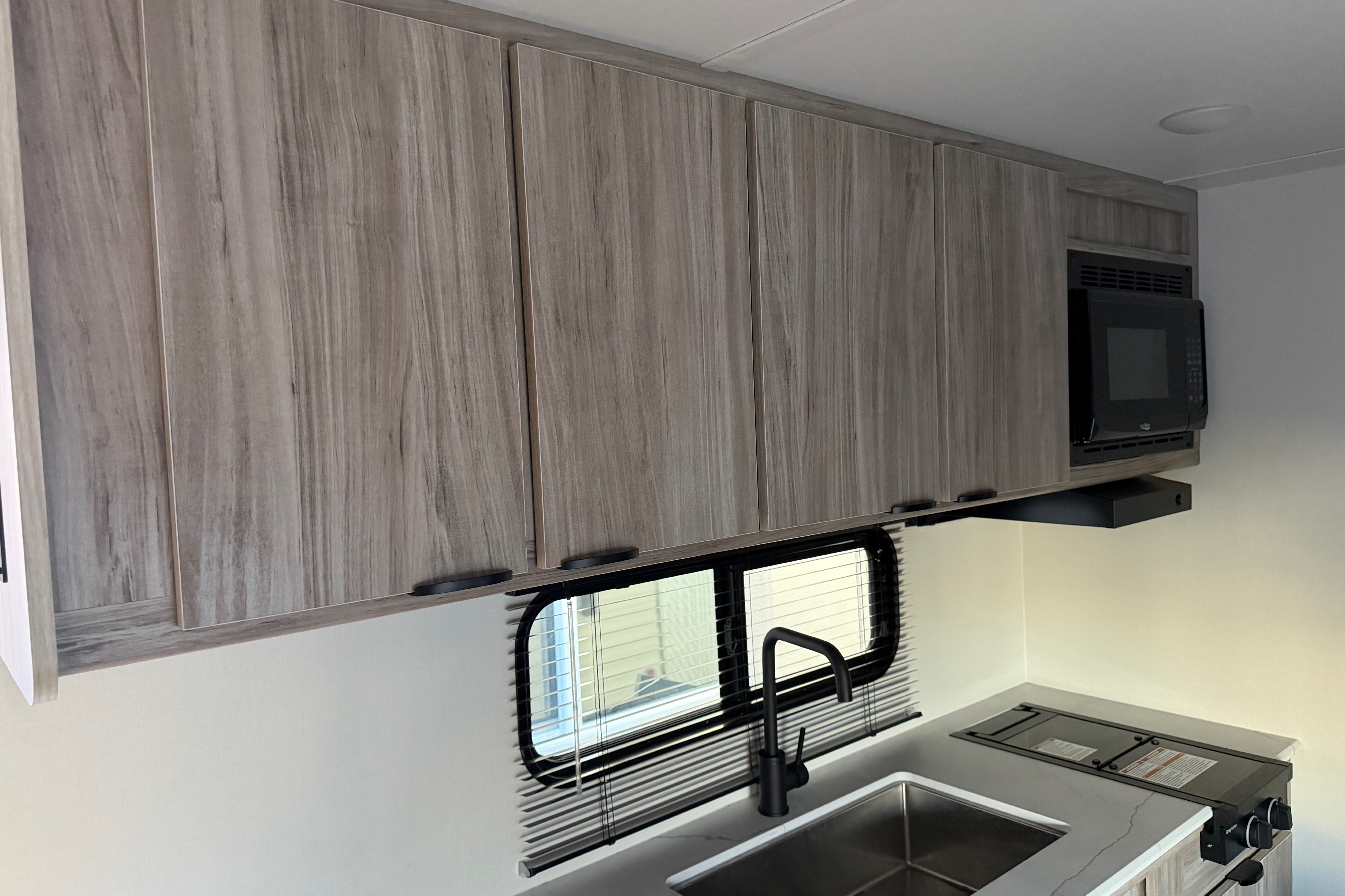 Viktoriya 's Winnebago Micro Minnie 1700bh Travel Trailer