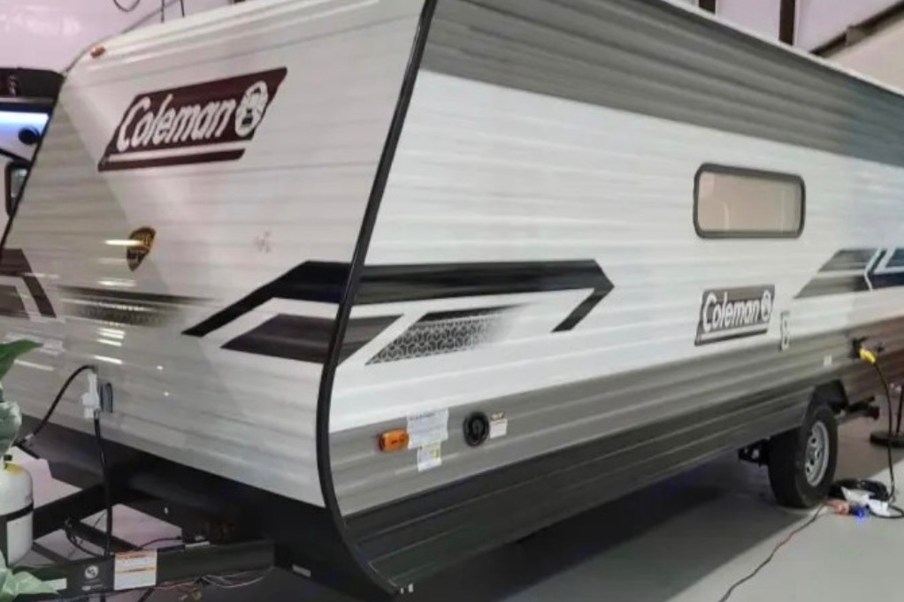 Viktoriya 's Coleman #2 22ft sleeps 6