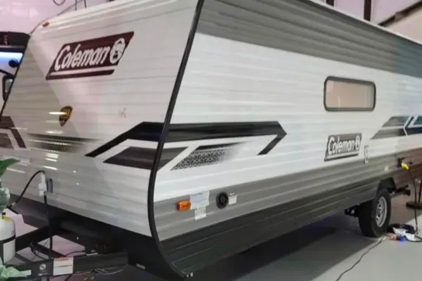 Viktoriya 's Coleman #2 22ft sleeps 6