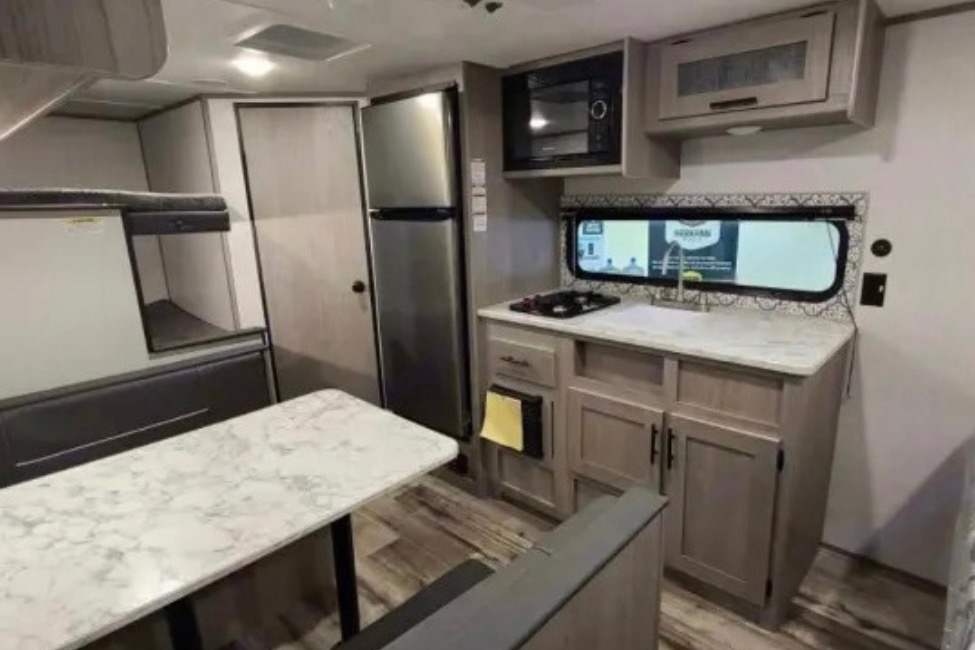 Viktoriya 's Coleman #2 22ft sleeps 6