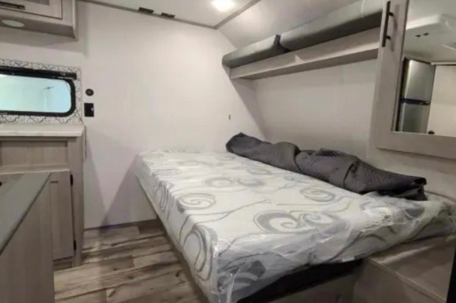 Viktoriya 's Coleman #2 22ft sleeps 6
