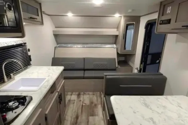Viktoriya 's Coleman #2 22ft sleeps 6
