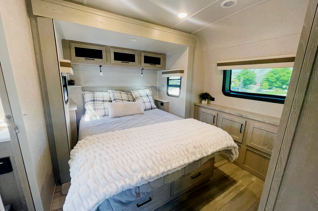 Immaculate! Forest River 8336BH Trailer w/ Bunk Room
