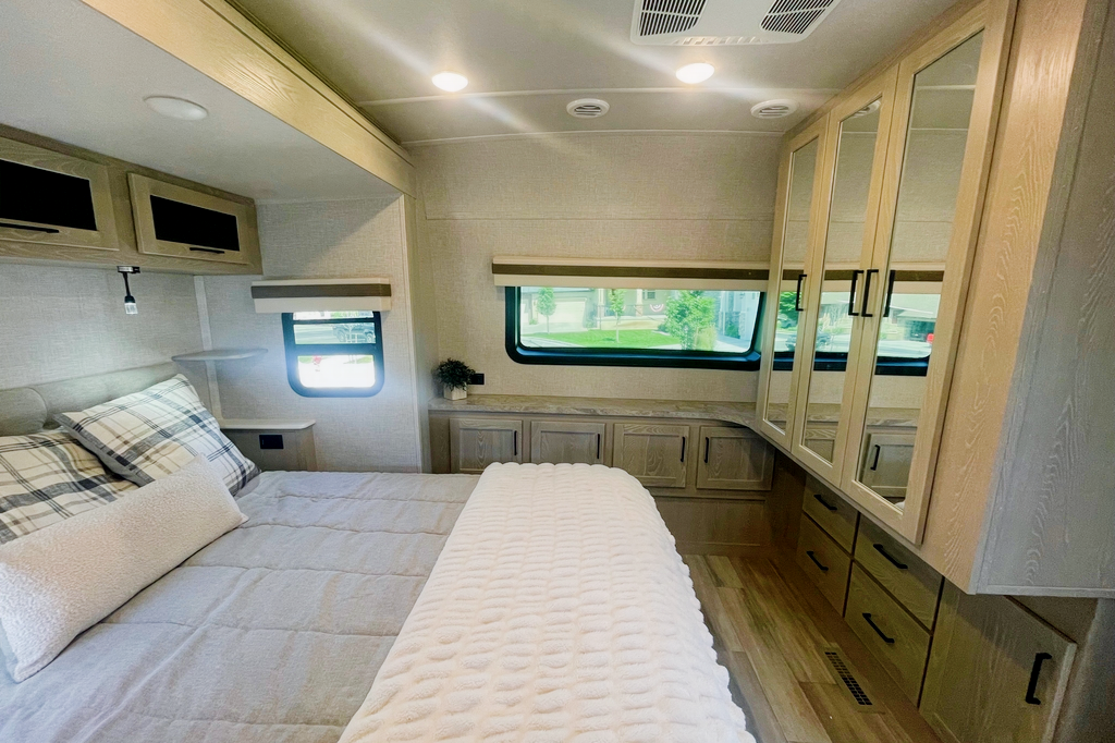Immaculate! Forest River 8336BH Trailer w/ Bunk Room