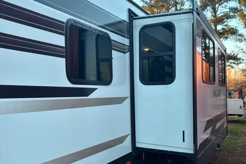 Victoria's Heartland Mallard M260 Travel Trailer