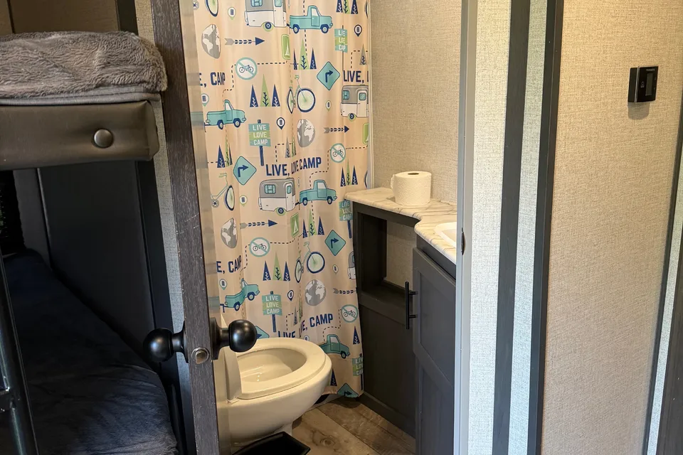 Western KY CamperRentals- 34ft bunk and private queen with 2bath