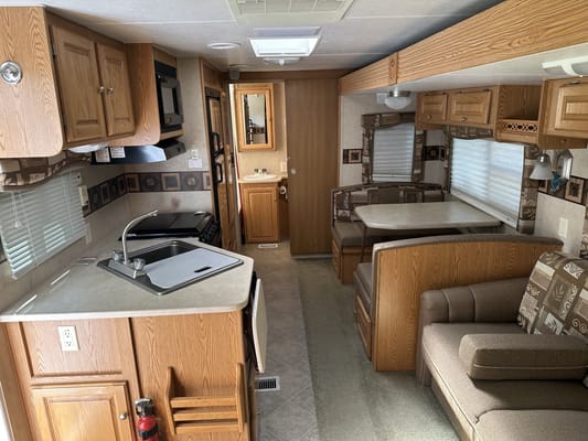Tacan Layton Travel Trailer Getaway- Queen Bed + BBQ + Extras!