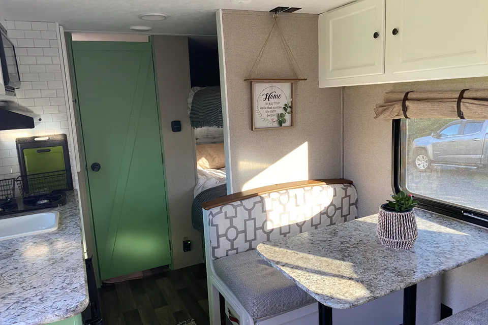 Adorable family friendly Keystone Hideout 175LS Travel Trailer