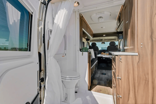 Clean Fully Contained OFF-Grid Capabilities Hymer Carado Axion Class B