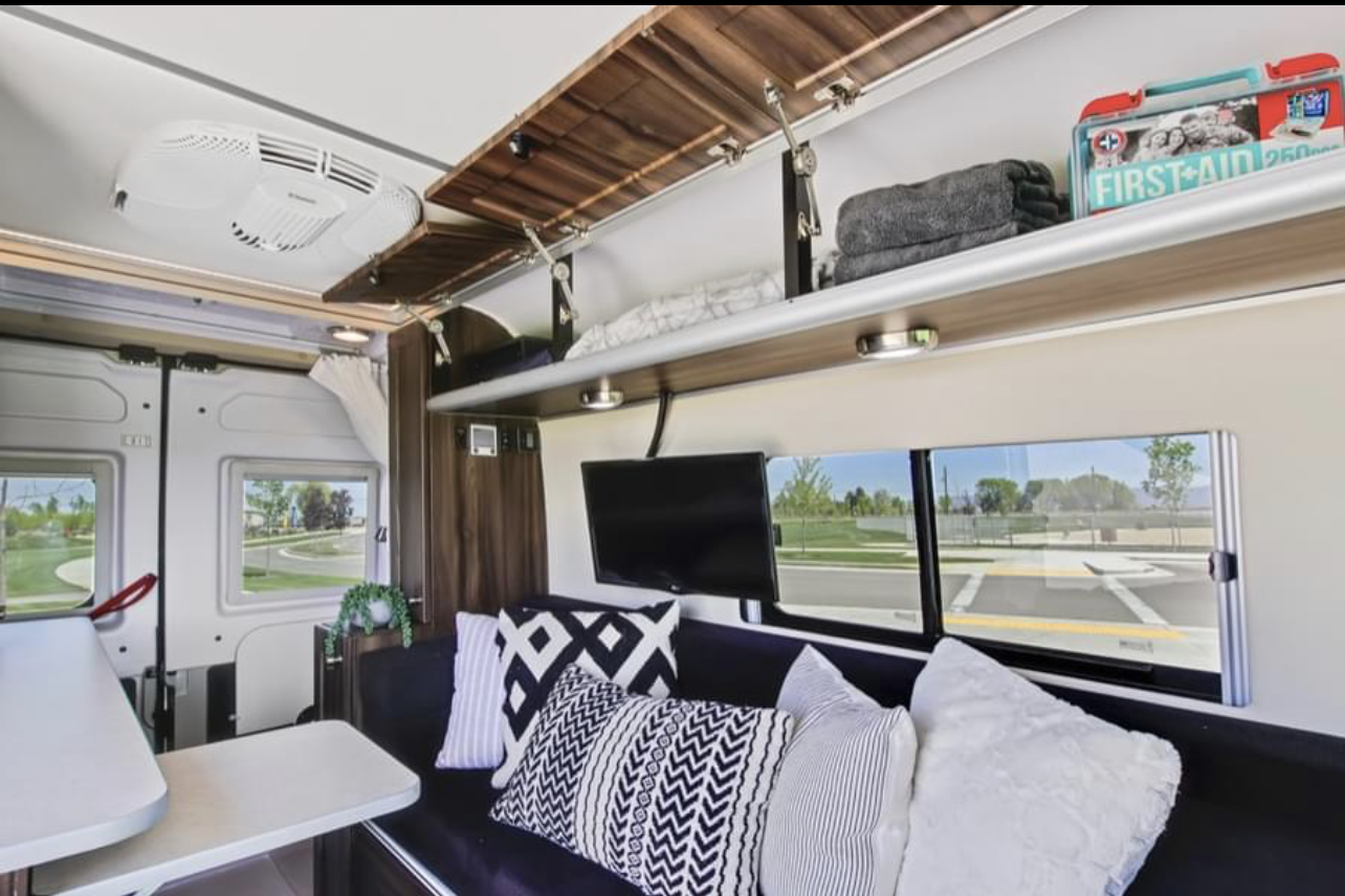 Clean Fully Contained OFF-Grid Capabilities Hymer Carado Axion Class B