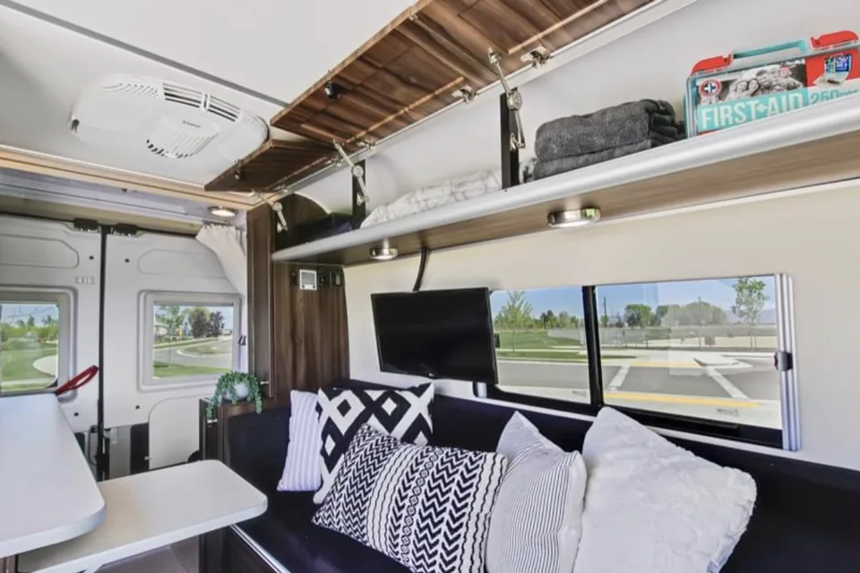 Clean Fully Contained OFF-Grid Capabilities Hymer Carado Axion Class B