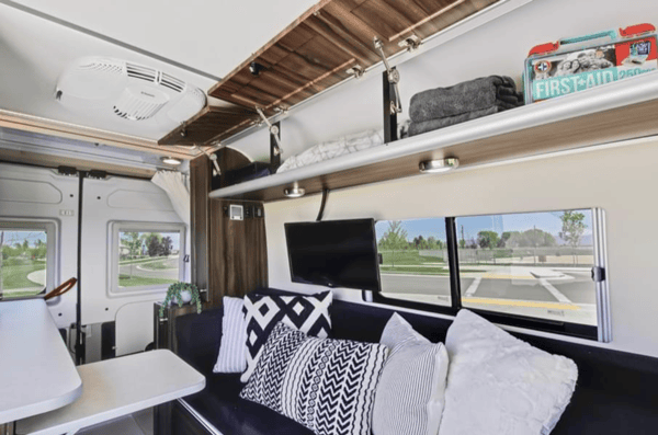 Clean Fully Contained OFF-Grid Capabilities Hymer Carado Axion Class B