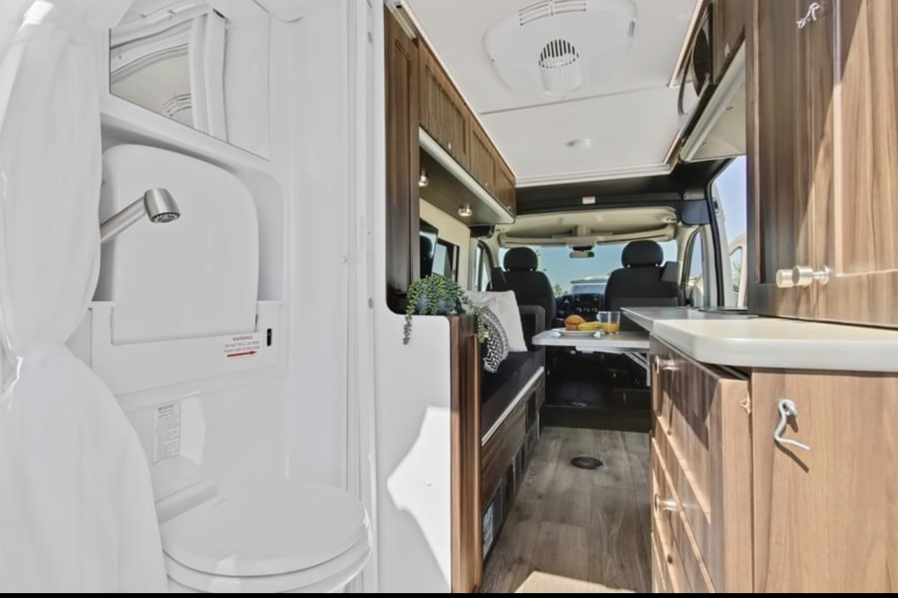 Clean Fully Contained OFF-Grid Capabilities Hymer Carado Axion Class B