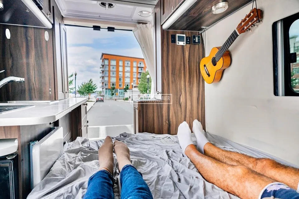 Clean Fully Contained OFF-Grid Capabilities Hymer Carado Axion Class B