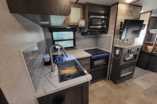 Family-Ready 2021 Coleman Bunkhouse – Your BC Adventure Basecamp! (Sleeps 6-8)