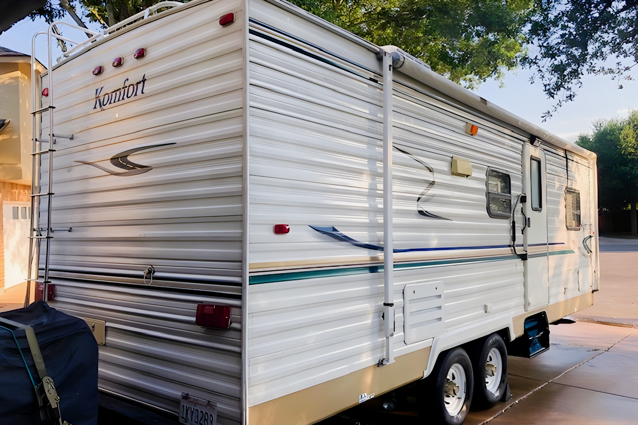 carlos's Komfort 25ft Travel Trailer