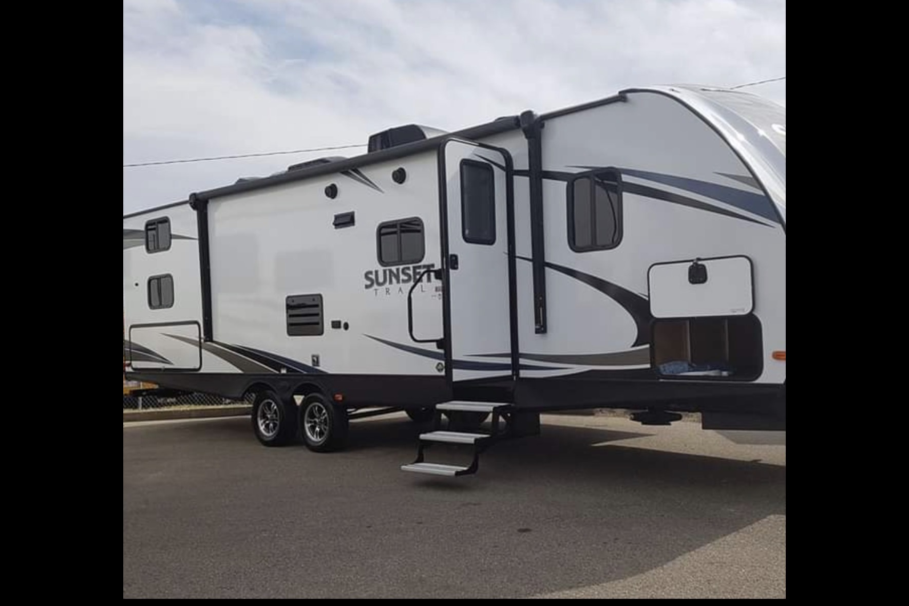 Crossroads Sunset 289 QB Travel Trailer