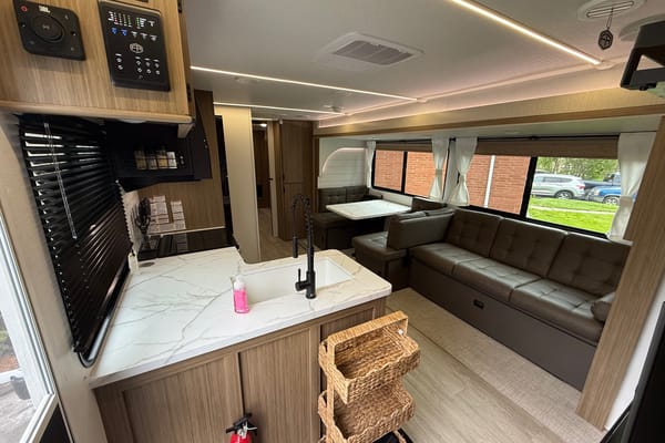 Luxury Family Bunkhouse Travel Trailer Sleeps 10