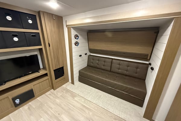 Luxury Family Bunkhouse Travel Trailer Sleeps 10
