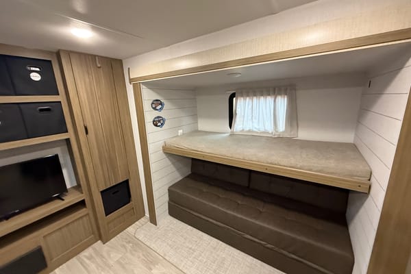 Luxury Family Bunkhouse Travel Trailer Sleeps 10