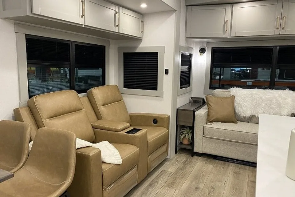 Brinkley Z 3610 2024 - Selette de luxe 8 places (Fifth-Wheel)