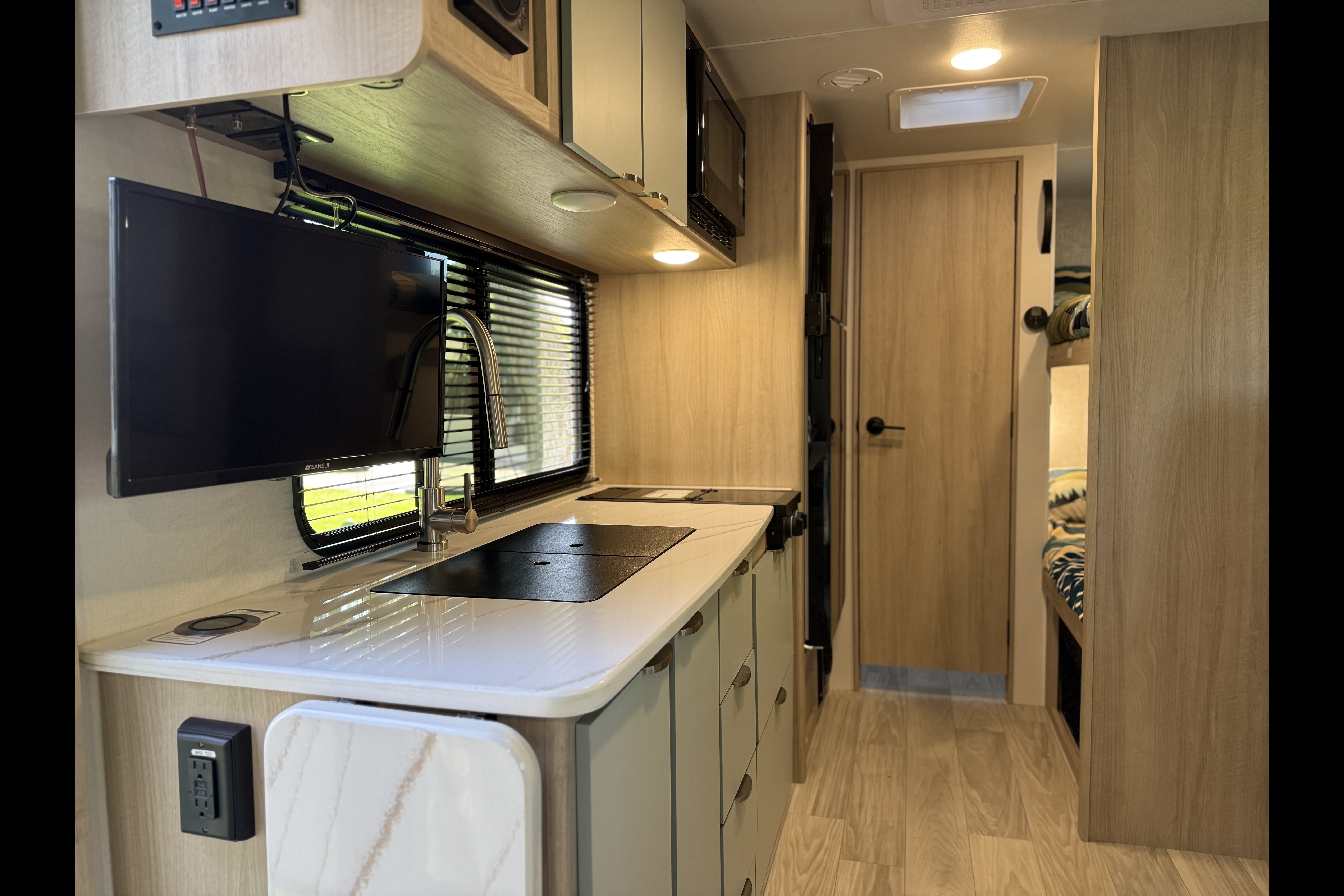 SonSet Rentals Winnebago Micro Minnie Travel Trailer