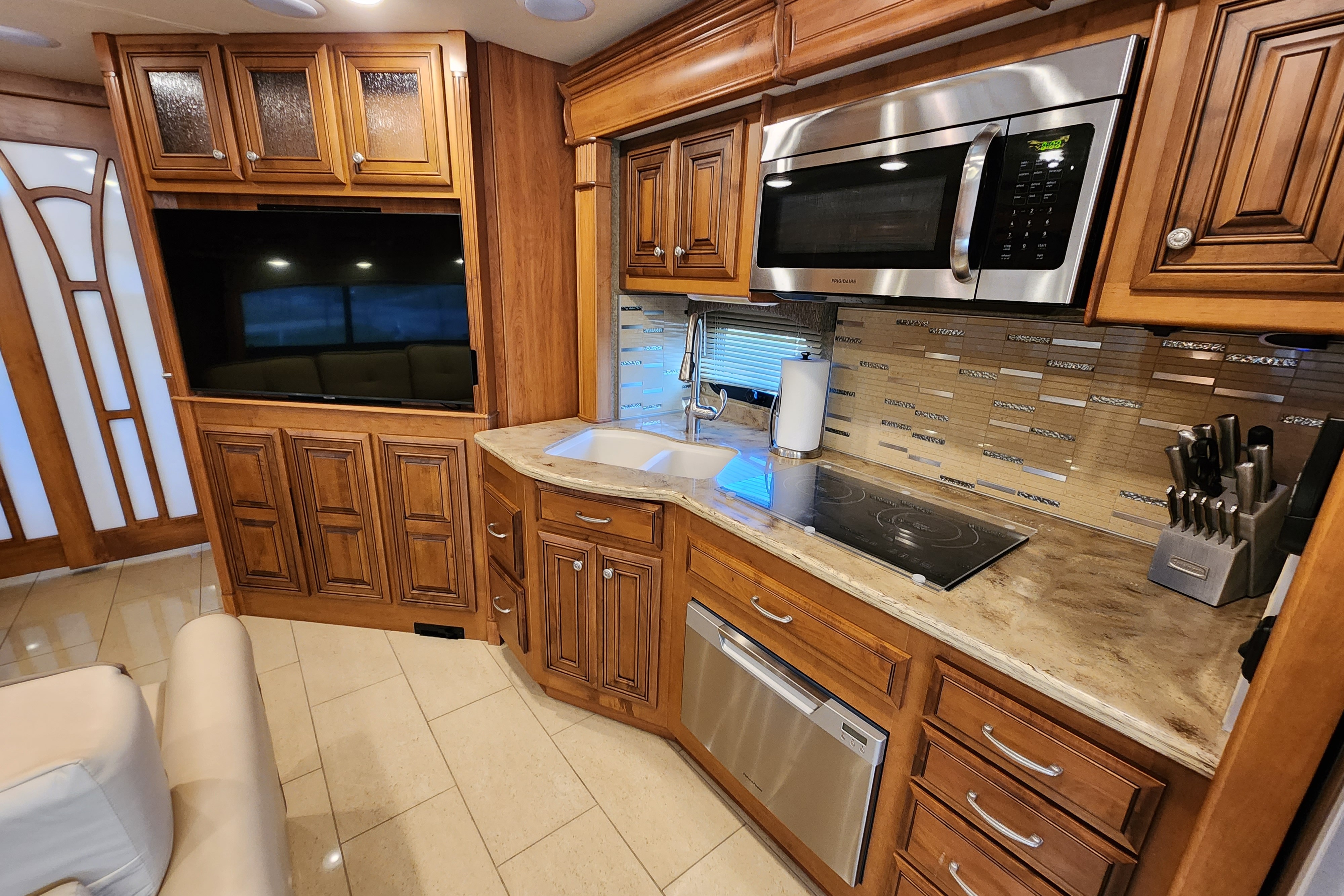 🏕️ Glampin’ in Style – Your Home on Wheels! | 2014 Thor Tuscany 40ft Diesel Class A