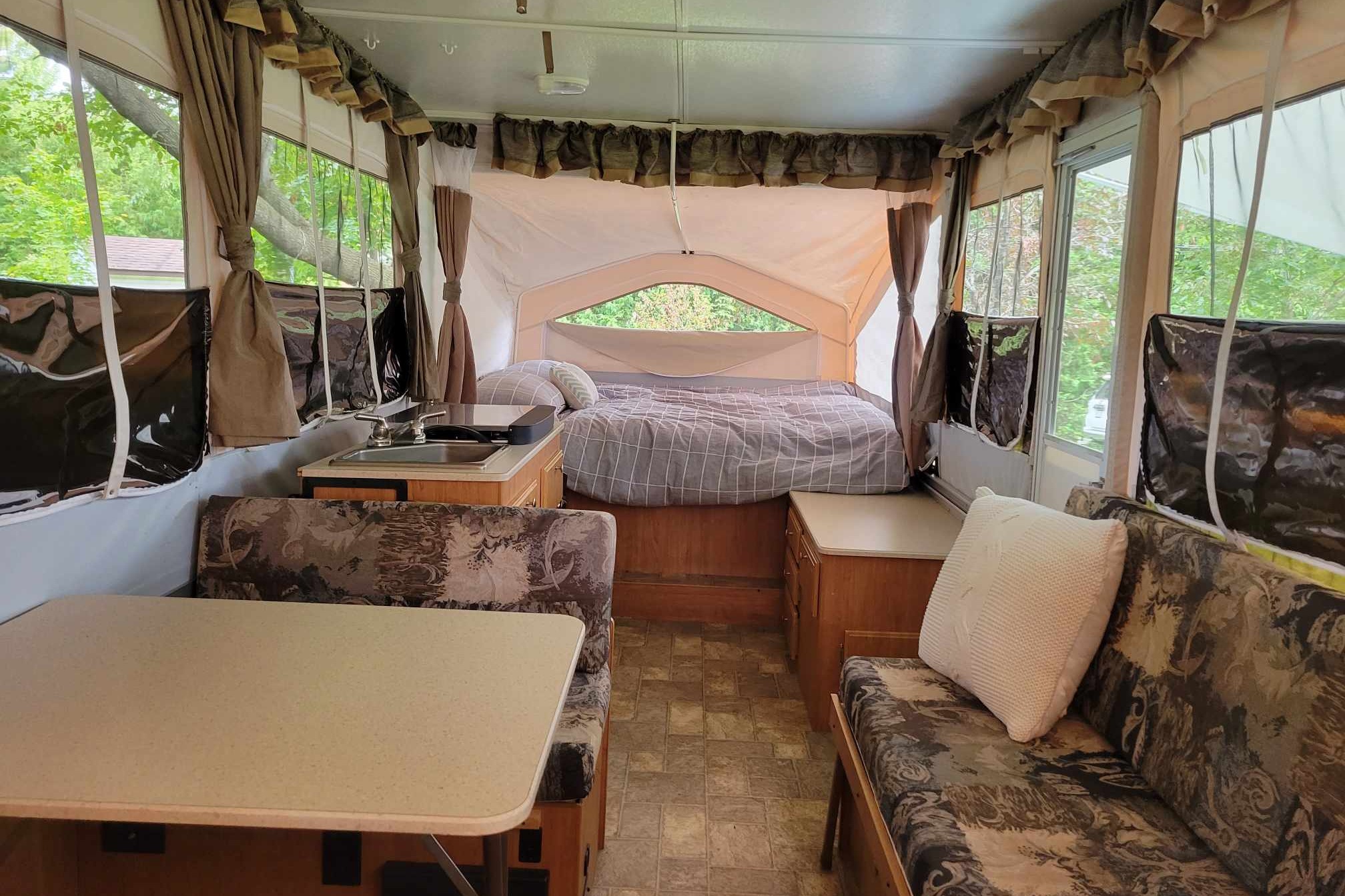 Comfy & Big lightweight Flagstaff Tent Trailer