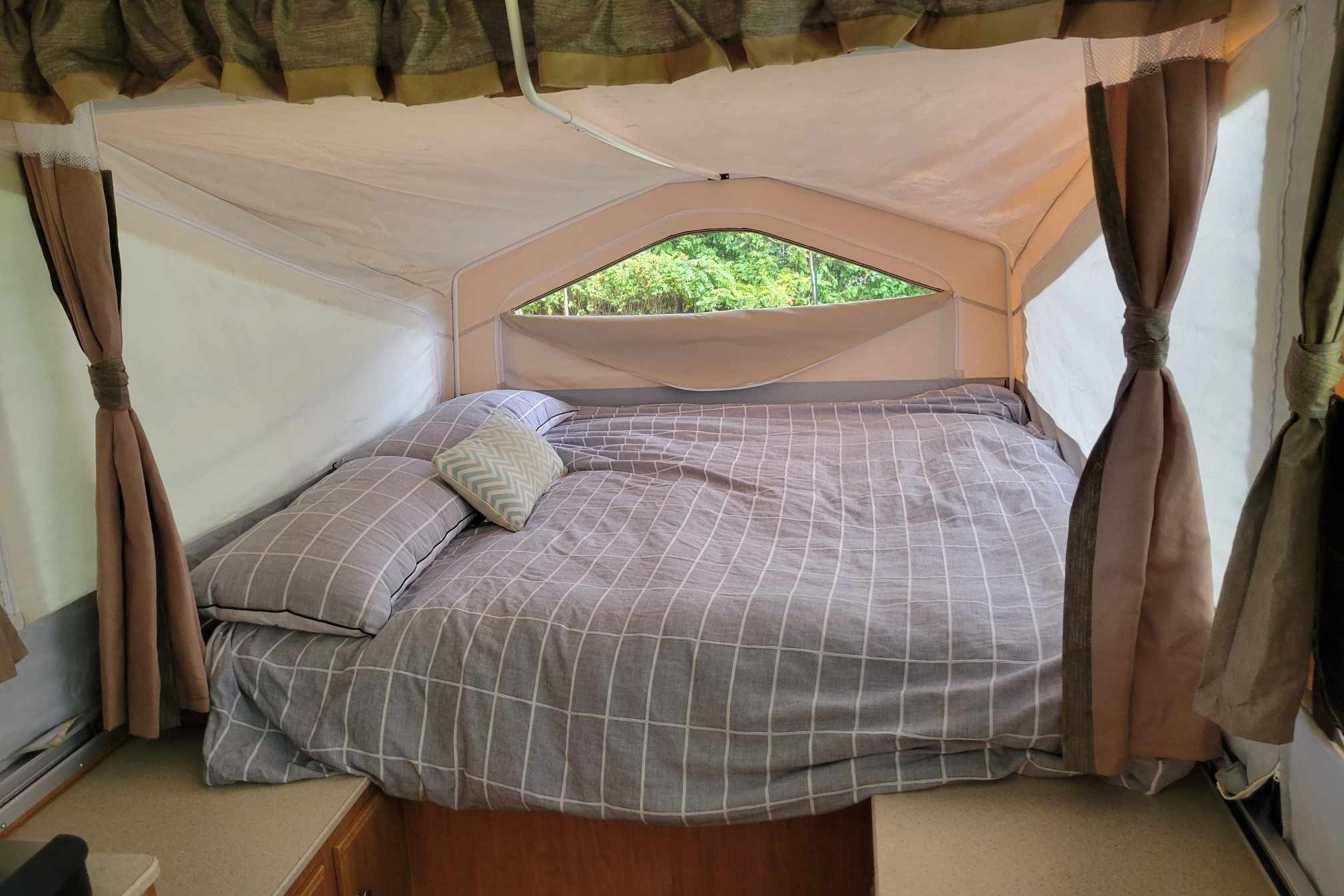 Comfy & Big lightweight Flagstaff Tent Trailer