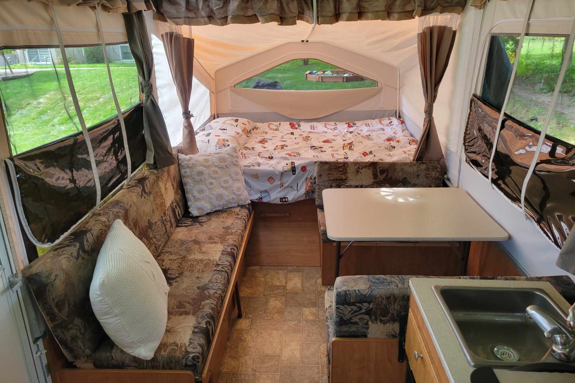 Comfy & Big lightweight Flagstaff Tent Trailer