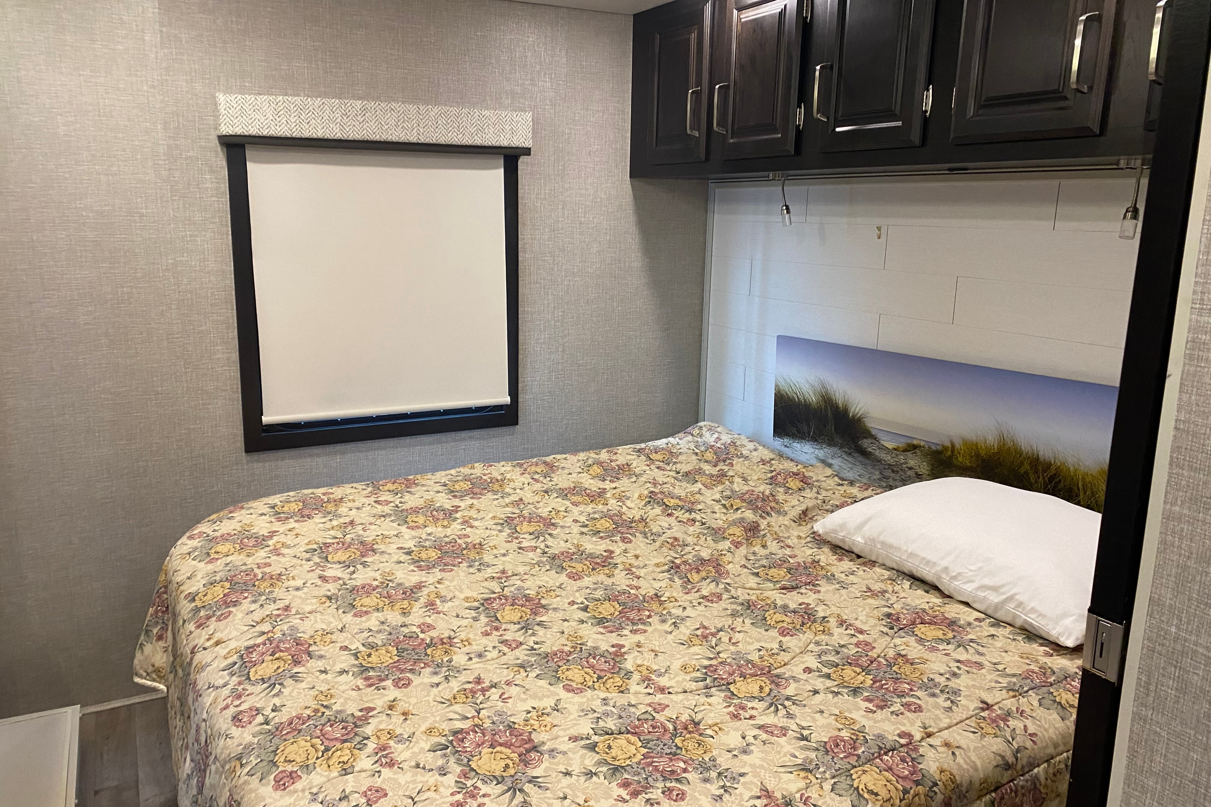 Adventure awaits you in this beautiful Jayco RV