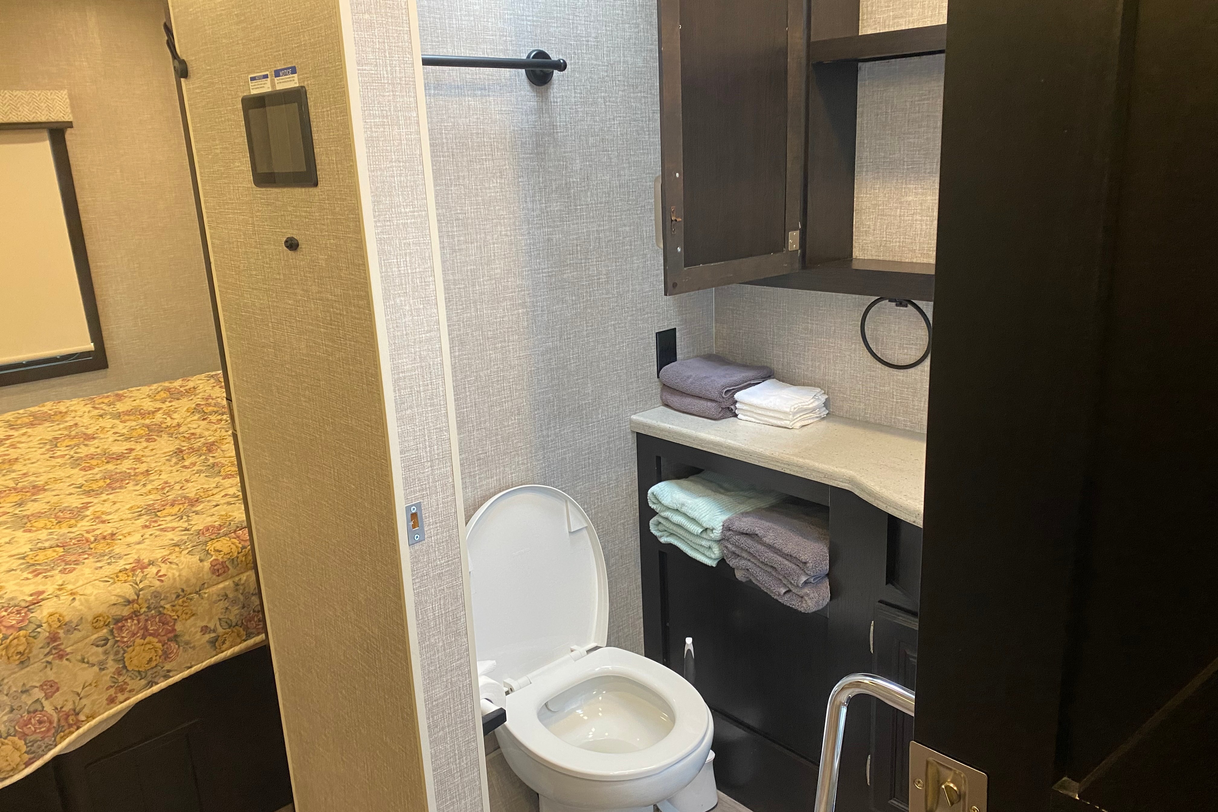 Adventure awaits you in this beautiful Jayco RV