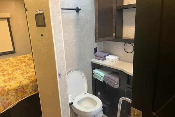 Adventure awaits you in this beautiful Jayco RV
