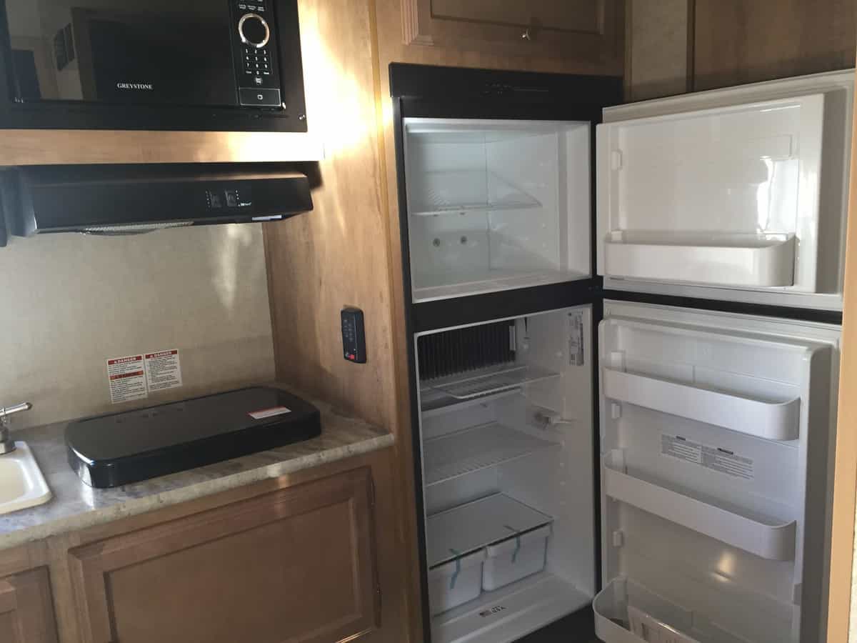 LITTE MISS RIGGY LIGHT 3288 lbs dry Family Trailer with Twin Bunks! 