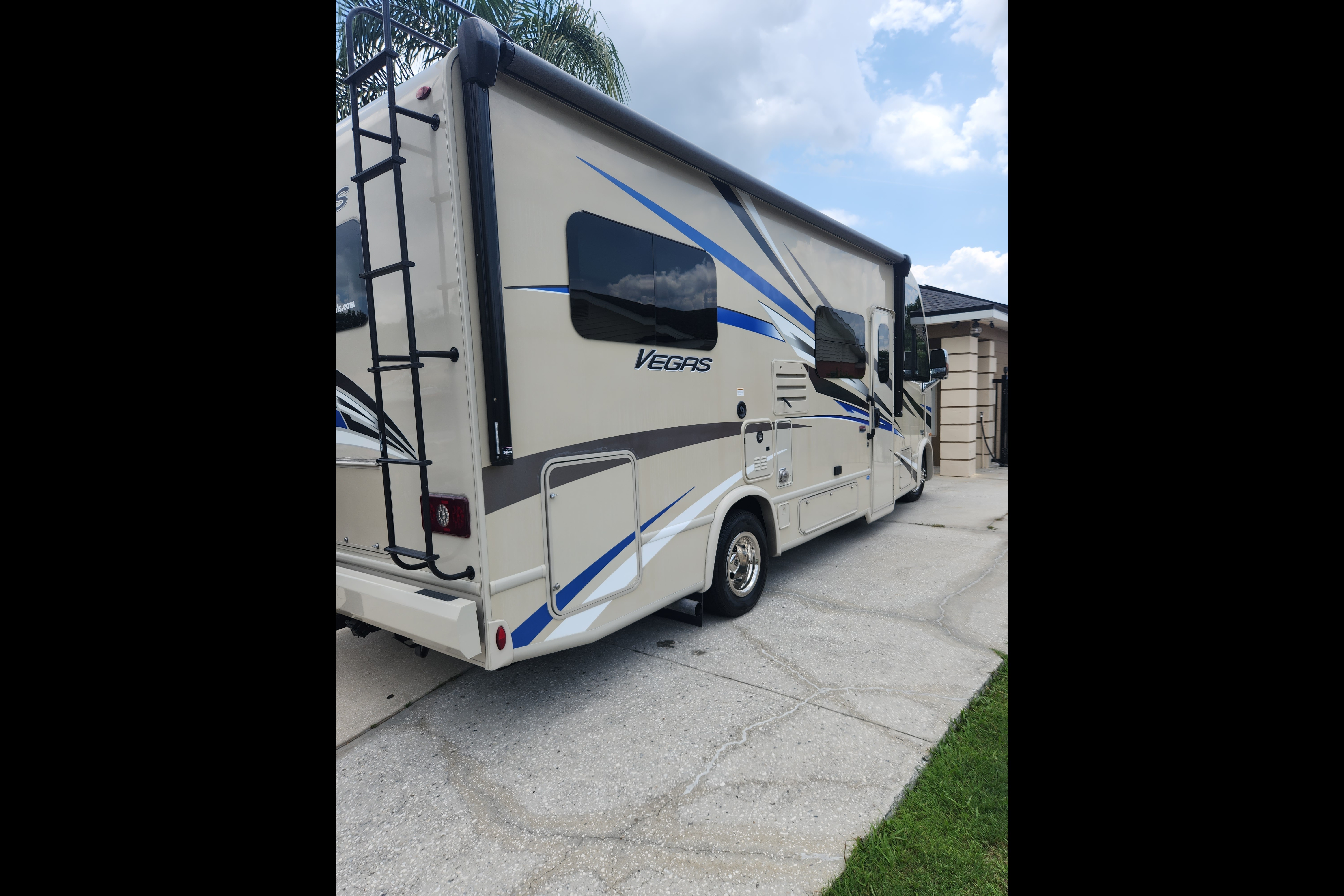Frankie's Thor Motor Coach Vegas 24.1 Class A