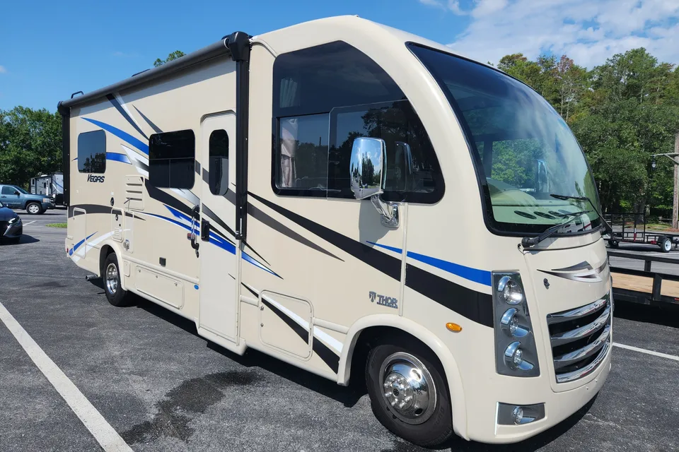 Frankie's Thor Motor Coach Vegas 24.1 Class A