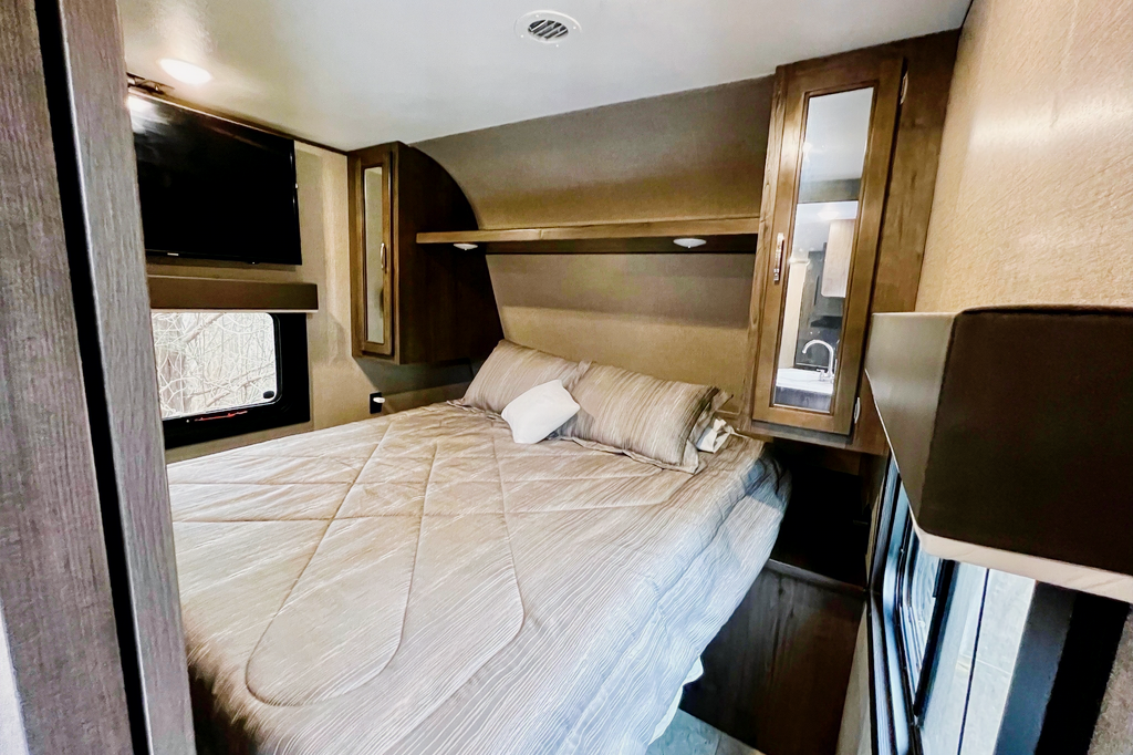 Premier Oasis' Fully Stocked Bunkhouse RV - Book Your Adventure!