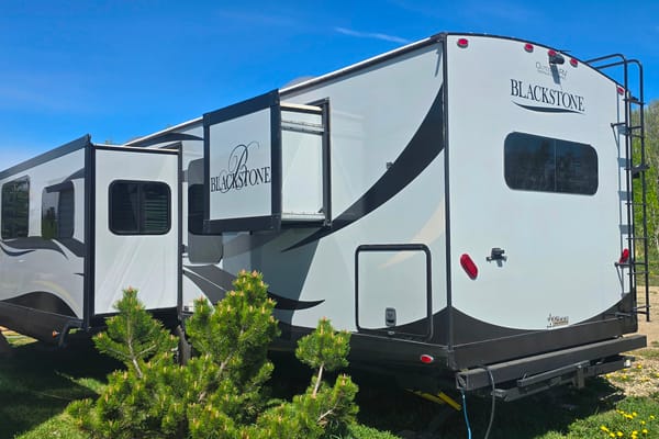 Neil's Outdoors RV Manufacturing 280FKSB Travel Trailer