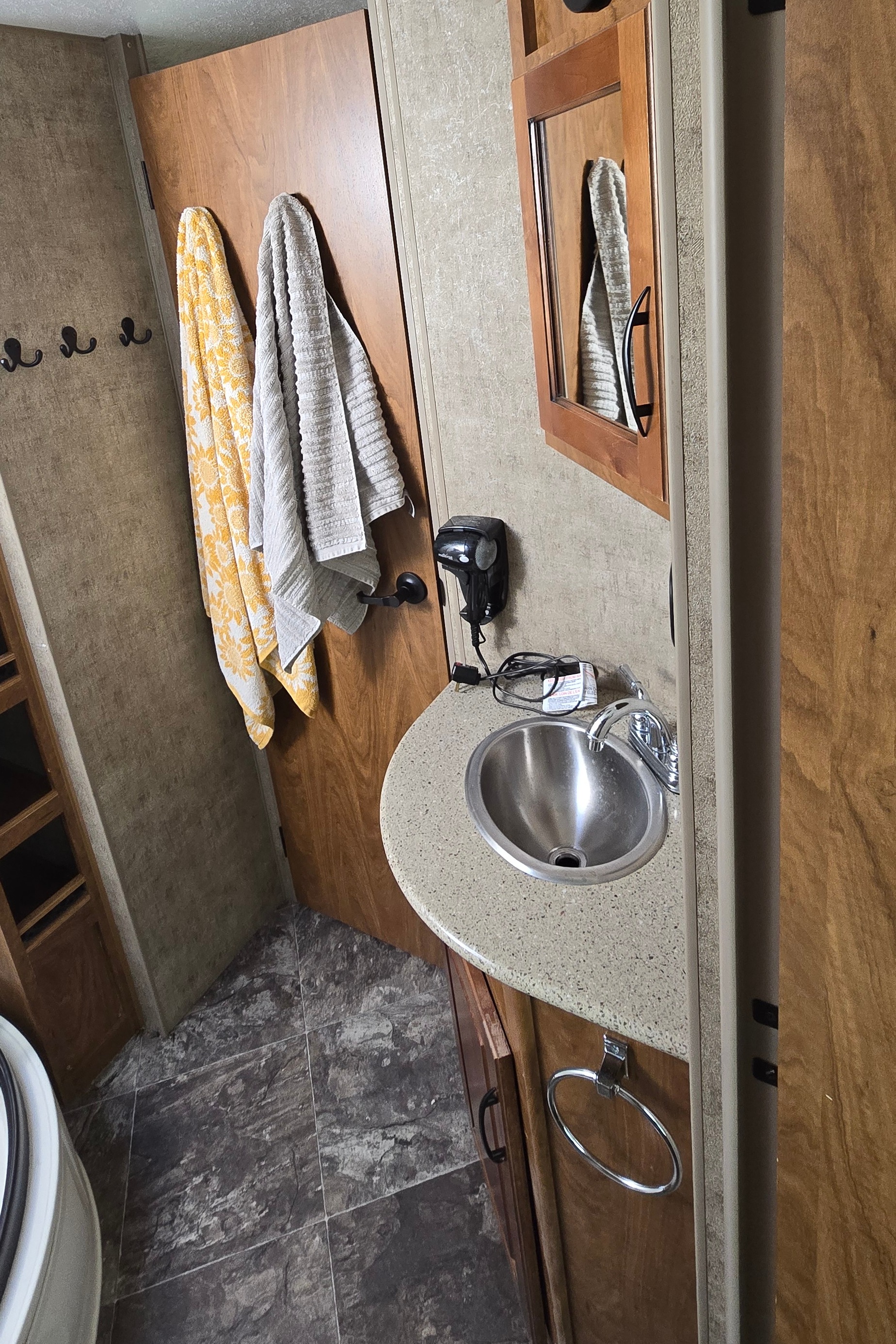 Neil's Outdoors RV Manufacturing 280FKSB Travel Trailer