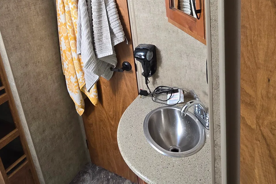 Neil's Outdoors RV Manufacturing 280FKSB Travel Trailer