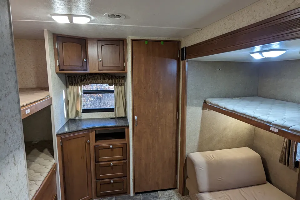 The Ultimate Family Bunkhouse - 2014 SunnyBrook Sunset Creek Classic 340 BHDS Travel Trailer