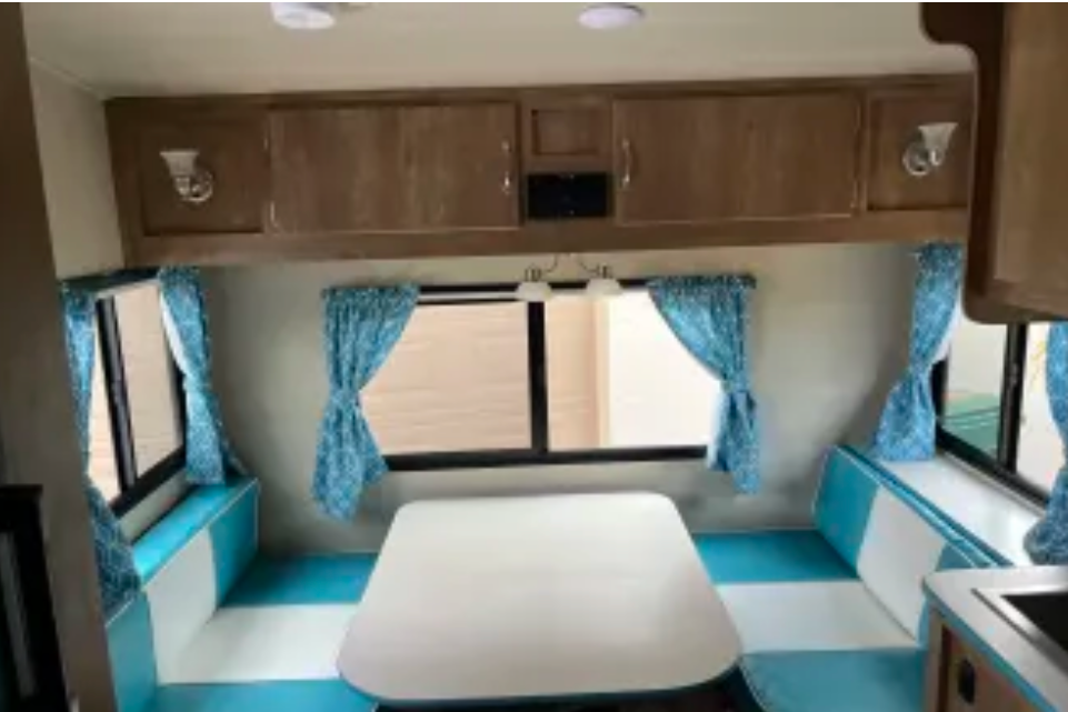 "RETRO VOYAGER" 2023 Gulf Stream Vintage Cruiser 19ERD Travel Trailer