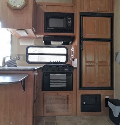 MARITIME CAMPER RENTALS: 2 Baths + Bunkroom (5th-Wheel)